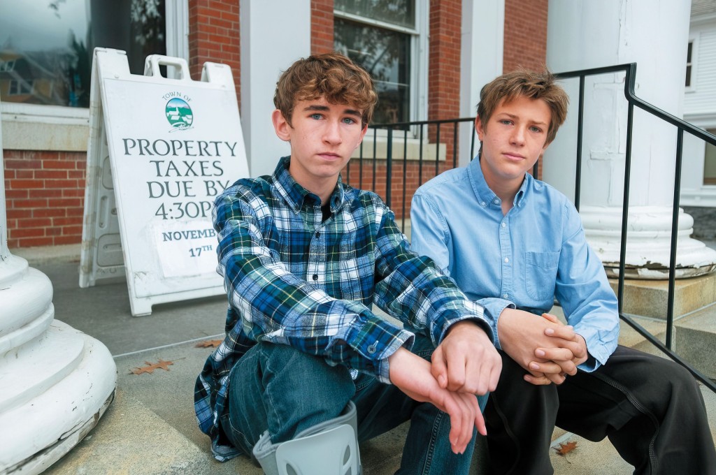 兩名十四歲學生,羅伊 (左)和巴斯(右)拍檔競選佛蒙特州正副州長,並已取得足夠提名簽名,成功登上選舉名單上。 兩名十四歲學生,羅伊 (左)和巴斯(右)拍檔競選佛蒙特州正副州長,並已取得足夠提名簽名,成功登上選舉名單上。