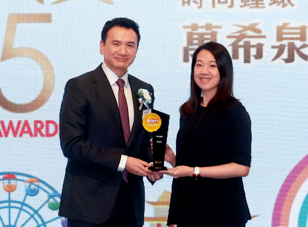 萬希泉獲頒特別表揚獎項「時尚鐘錶」，由市場總監龔凱欣上台領獎。