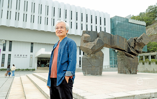 張秉權正撰寫《香港戲劇史論》，中大圖書館有海量戲劇資料供他參考。