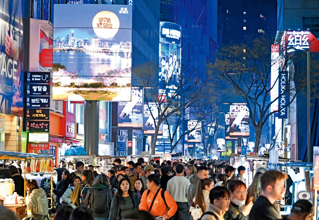 高盛預測南韓央行今年將加息兩次,進一步加重供樓族與小企業的負擔。 高盛預測南韓央行今年將加息兩次,進一步加重供樓族與小企業的負擔。