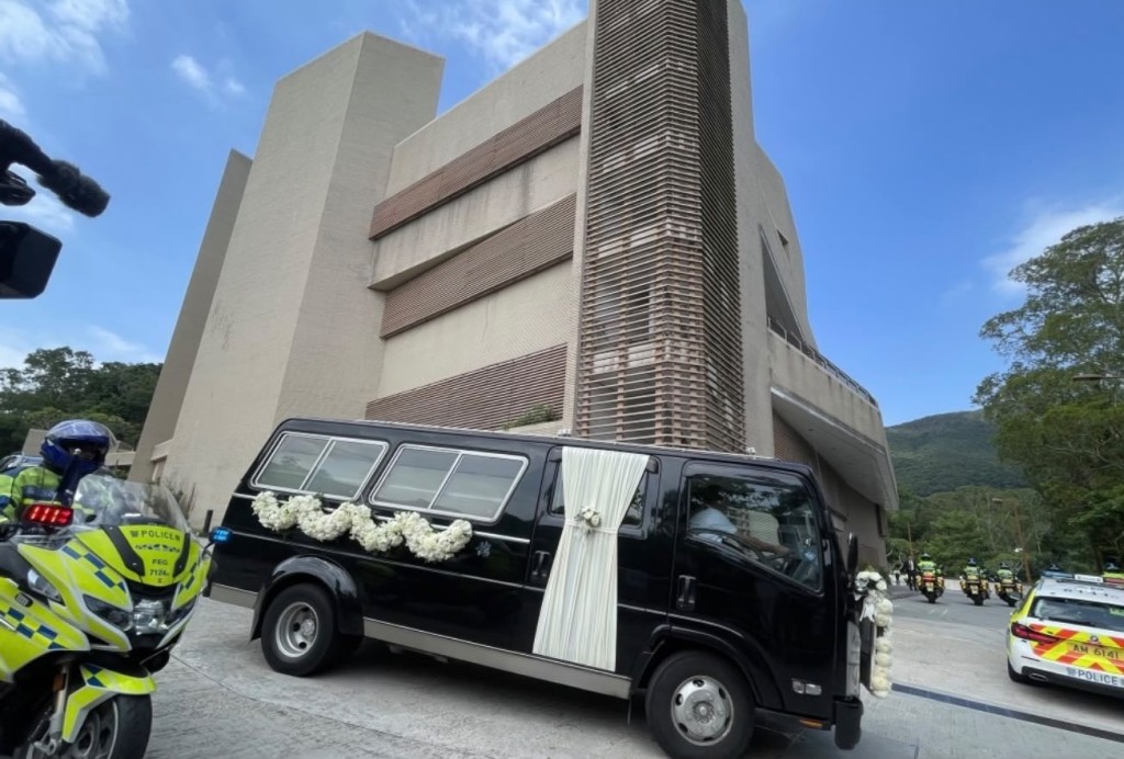 靈車車隊到達歌連臣角火葬場。 