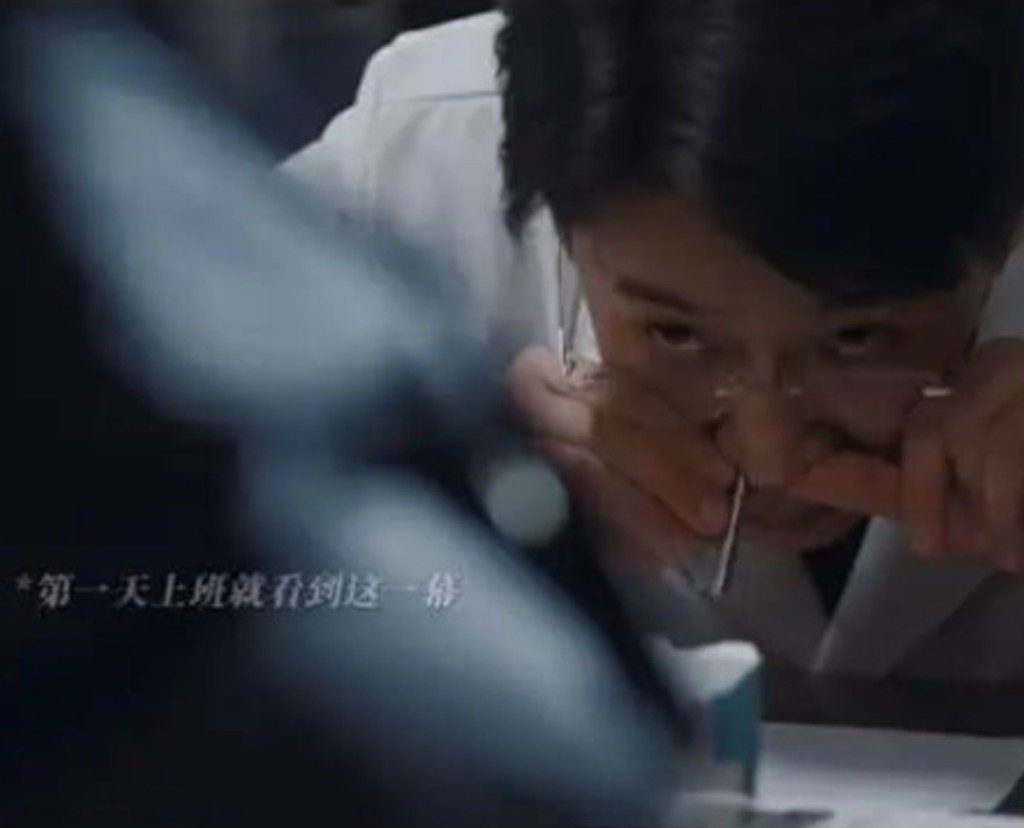科室主任在桌上吸白色粉末。 科室主任在桌上吸白色粉末。