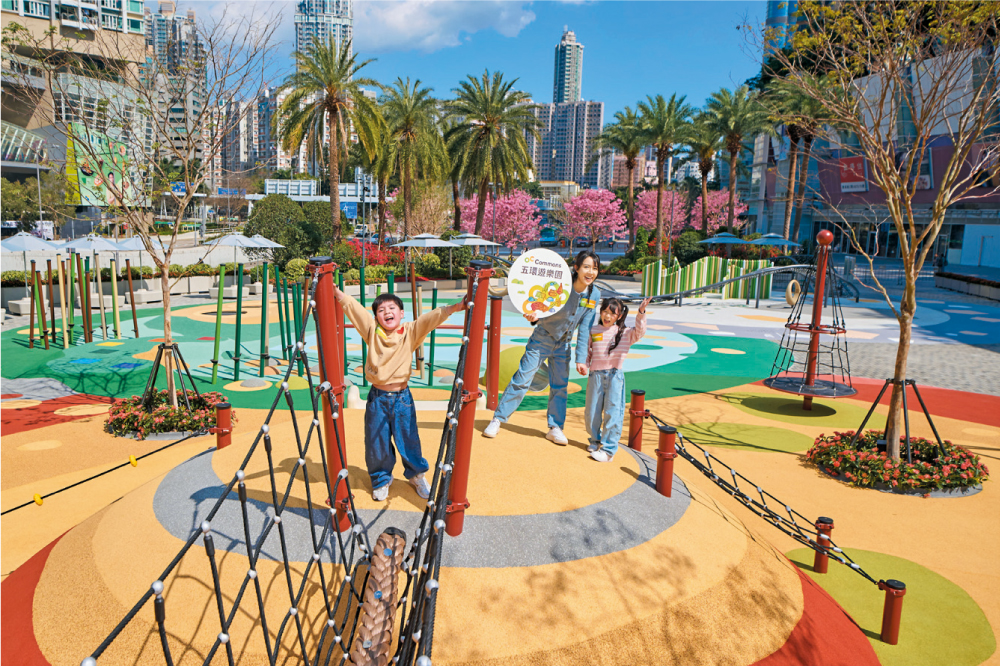 奧海城全新社區地標「OC Commons」佔地約十一萬平方呎,當中的設施結合共融、好玩與安全元素,成為區內親子玩樂熱點。 奧海城全新社區地標「OC Commons」佔地約十一萬平方呎,當中的設施結合共融、好玩與安全元素,成為區內親子玩樂熱點。