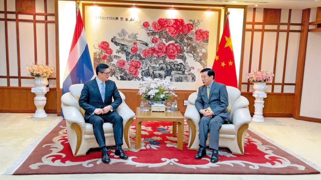 保安局局長鄧炳強（左） 去年親赴泰國參與統籌和營救港人行動，期間與中國駐泰國特命全權大使韓志強（右）會面。