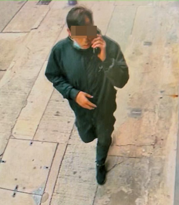 從涉案店舖的閉路電視拍到一名身穿黑衣黑褲男子，疑是偷卡犯。警方及後拘捕一男子，控以盜竊罪，本周一提堂，被告須還押候訊。