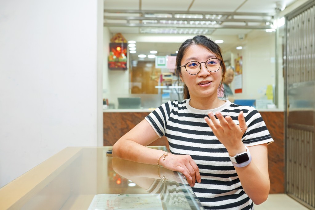 好月色負責人江小姐指,大手筆的買家明顯減少,大多持觀望態度,擔心再跌而不敢入市。 好月色負責人江小姐指,大手筆的買家明顯減少,大多持觀望態度,擔心再跌而不敢入市。