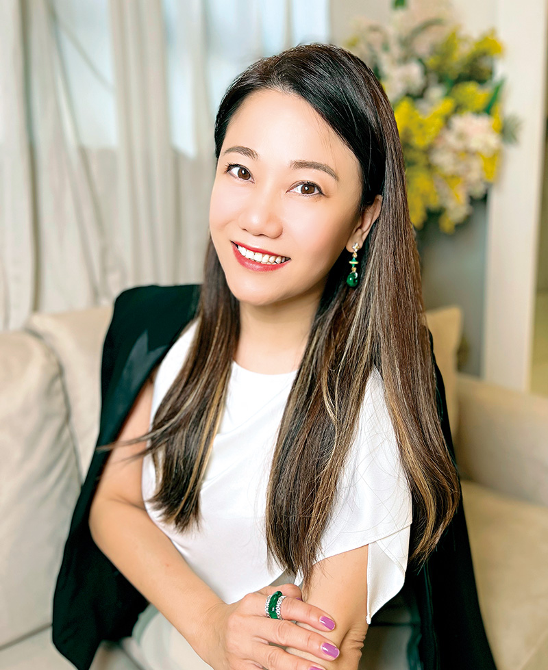 Serena Yau愛笑，愛靚，愛翡翠。父親從事玉石批發生意超過四十年，自小玩玉多過玩Barbie。1999年取得G.I.A.寶石鑑證資格，在見盡各類寶石後，更加鍾情玉的獨特個性。2004年開設工作室，全情投入奇妙深玄的玉石世界。