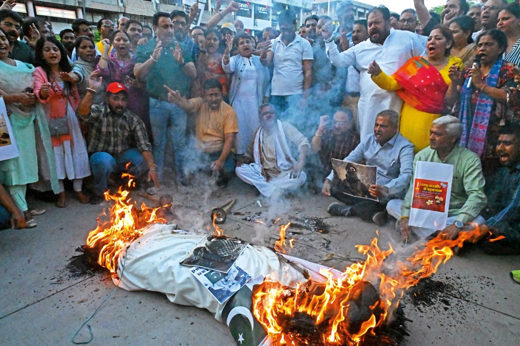 印度民眾將恐襲歸究於巴基斯坦,憤怒地將巴國國旗燒毀。 印度民眾將恐襲歸究於巴基斯坦,憤怒地將巴國國旗燒毀。