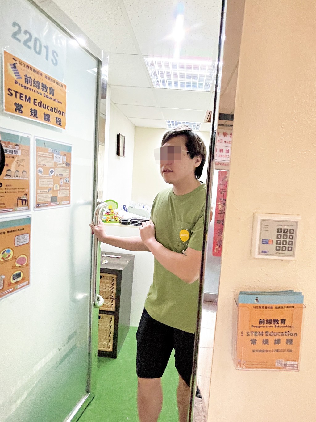 本刊到前線教育的商業登記地址查詢， 應門者承認租借地址給鄭X匡。