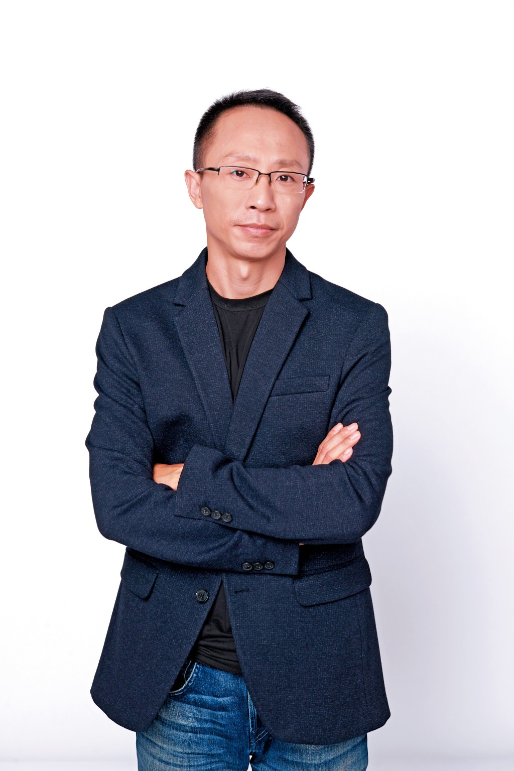 編劇王小槍原為醫生，機緣巧合下當上劇本創作者，並以寫間諜片著名。