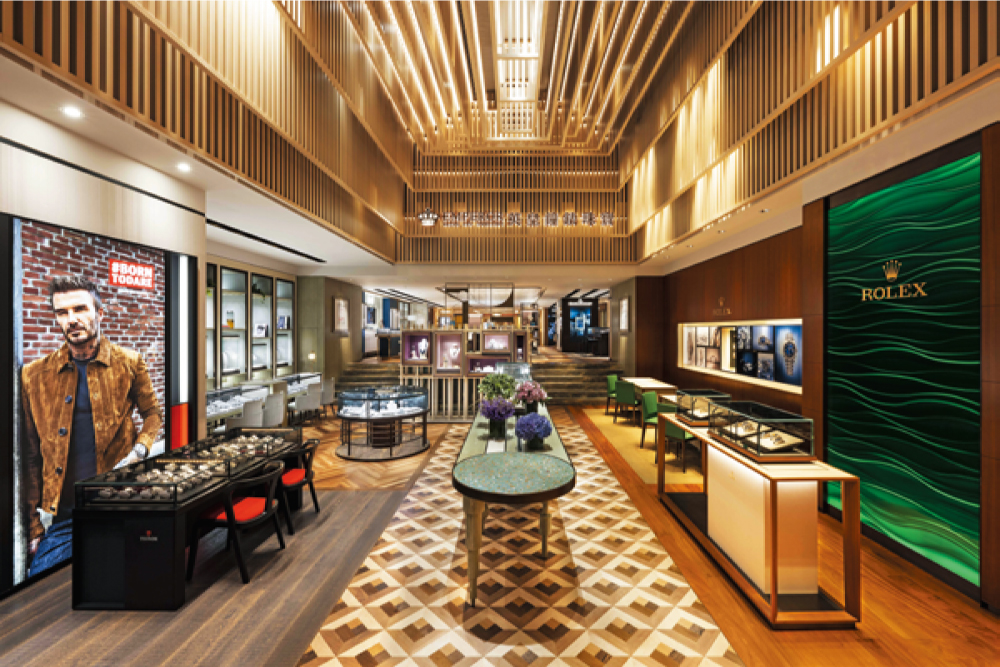 現時英皇鐘錶珠寶業務遍及香港、澳門、中國內地、新加坡及馬來西亞，一直為顧客帶來時尚的珠寶系列及世界著名的鐘表品牌，品質亦有保證，因此深受顧客歡迎及信賴。