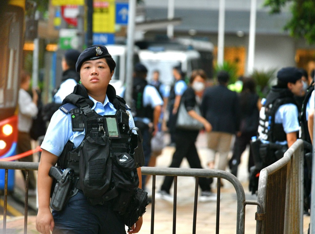 高院今早處理黃之鋒串謀勾外國勢力案，警方於法院外戒備。 