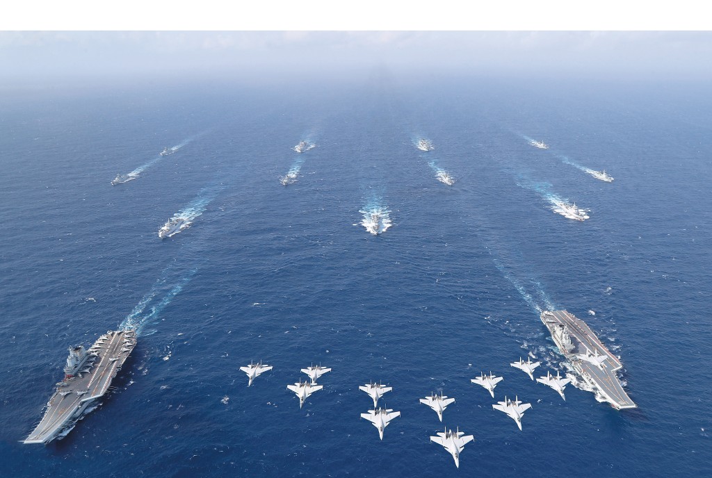 解放軍海軍現擁有遼寧艦(右)、山東艦(左)及福建艦三艘航母,完善了海上作戰能力,不久將來的核動力航母會把中國的軍力大大提升。 解放軍海軍現擁有遼寧艦(右)、山東艦(左)及福建艦三艘航母,完善了海上作戰能力,不久將來的核動力航母會把中國的軍力大大提升。