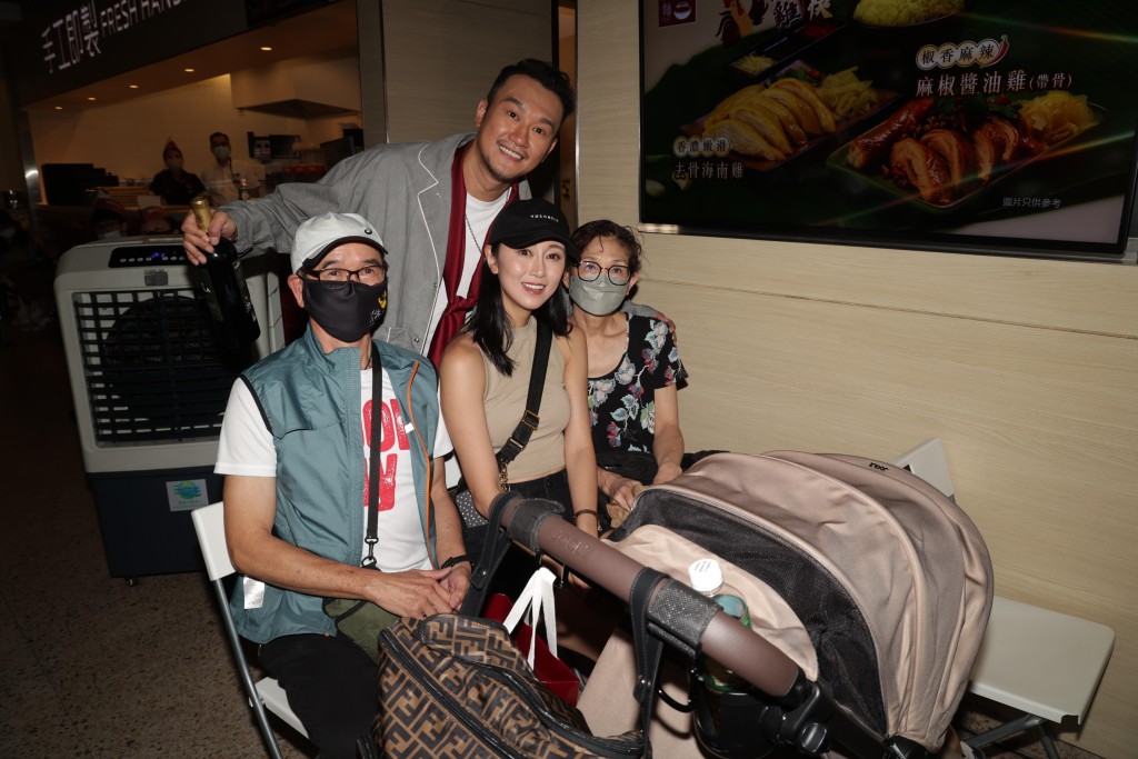 Deep的外父、外母與太太郭思琳推着bb車帶1歲兒子來捧場。