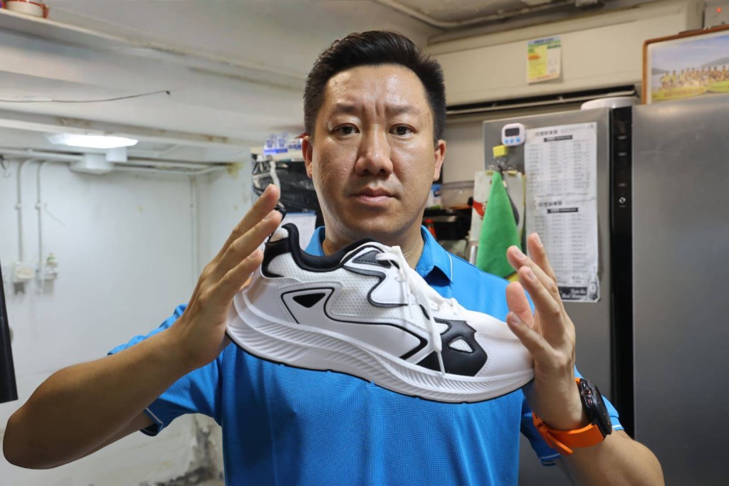 程凱霆分別屈曲新舊運動鞋,發現舊鞋(上圖)比新鞋(下圖)可屈曲幅度較大。 程凱霆分別屈曲新舊運動鞋,發現舊鞋(上圖)比新鞋(下圖)可屈曲幅度較大。