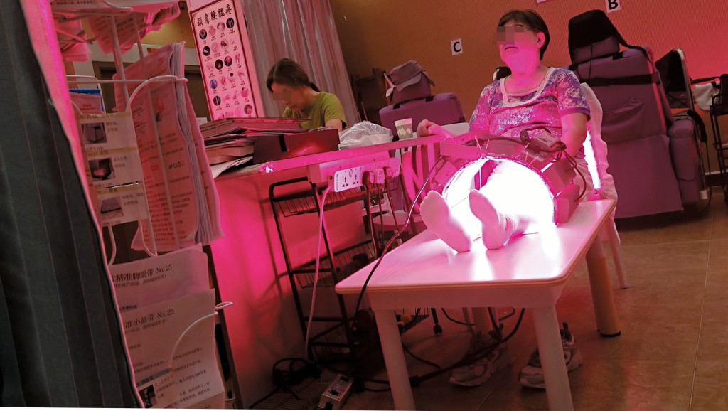 店內提供照燈的收費服務, 強度比家用更高,吸引不少人上門光顧。 店內提供照燈的收費服務, 強度比家用更高,吸引不少人上門光顧。