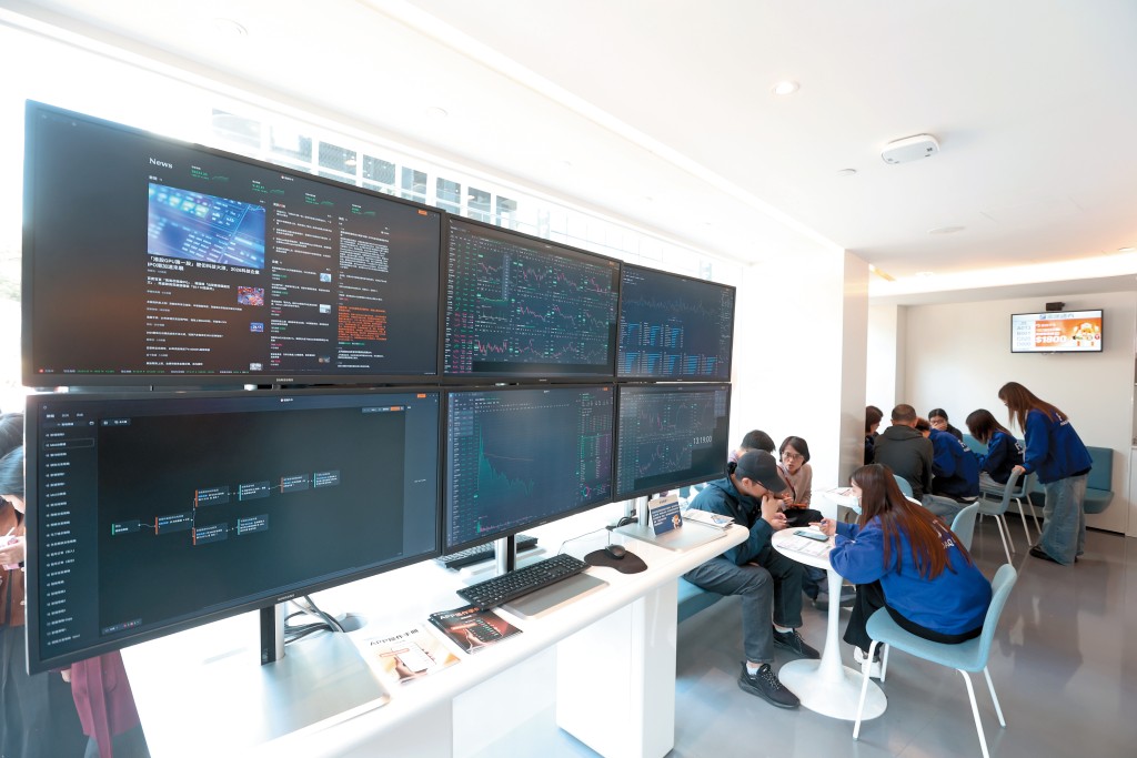 實體舖其中一個用途是集團跟星級專家、分析師等合作辦講座，同時吸引有閒錢和時間投資的新客註冊開戶。