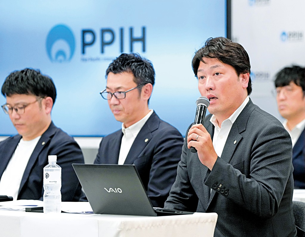 PPIH社長森屋秀樹（右一）上周四在東京舉辦記者會，表示收購可增加與嬰幼兒和家庭的客戶接觸點來擴大業務。
