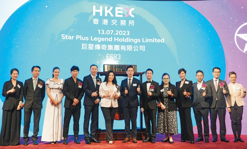 巨星傳奇二三年七月在港上市,當日主席馬心婷(左六)等管理層、巨星傳奇旗下藝人陳法蓉、王珮雲及劉耕宏(左四)都有出席上市儀式。 巨星傳奇二三年七月在港上市,當日主席馬心婷(左六)等管理層、巨星傳奇旗下藝人陳法蓉、王珮雲及劉耕宏(左四)都有出席上市儀式。
