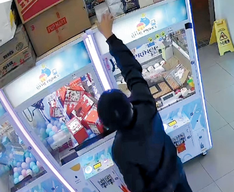一名男子早前到粉嶺一間夾公仔店擅自取走在夾公仔機頂的存貨。 一名男子早前到粉嶺一間夾公仔店擅自取走在夾公仔機頂的存貨。