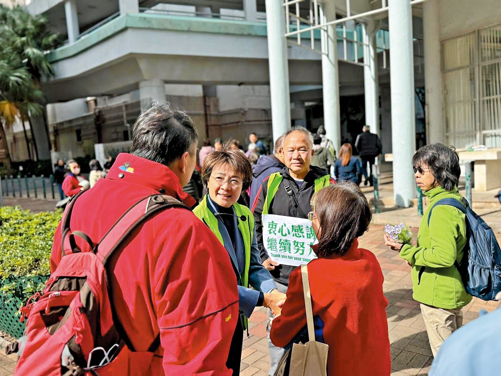 連任區議員多年,其中幾次更大勝對手,深得選民支持。 連任區議員多年,其中幾次更大勝對手,深得選民支持。