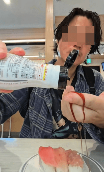 日本男子故意用手指觸碰並舔舐豉油瓶嘴，更拍片放上社交平台炫耀。 X@gorilla_buzz7  
