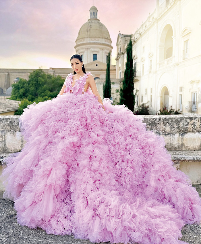 第二日派對，她穿上倫敦設計師Millia的大型紗裙，粉紅色傘形裙襬感覺華麗夢幻，跟身後的古堡互相輝映。