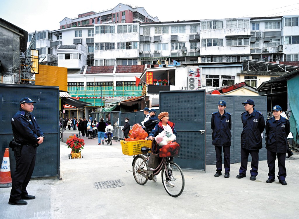 北區區議員劉鎮海表示，有走私客用單車取道中英街檢查站，將寵物偷運入境。