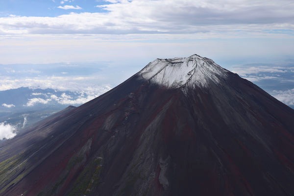 遊客在非登山季期間攀登富士山需事先申報，並考慮使用者付費救援。美聯社  