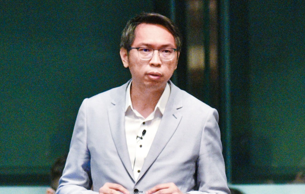 立法會民政及文化體育事務委員陸頌雄認為,黃牛黨背後涉及極大利益集團,「問題是政府敢不敢動真格」。 立法會民政及文化體育事務委員陸頌雄認為,黃牛黨背後涉及極大利益集團,「問題是政府敢不敢動真格」。