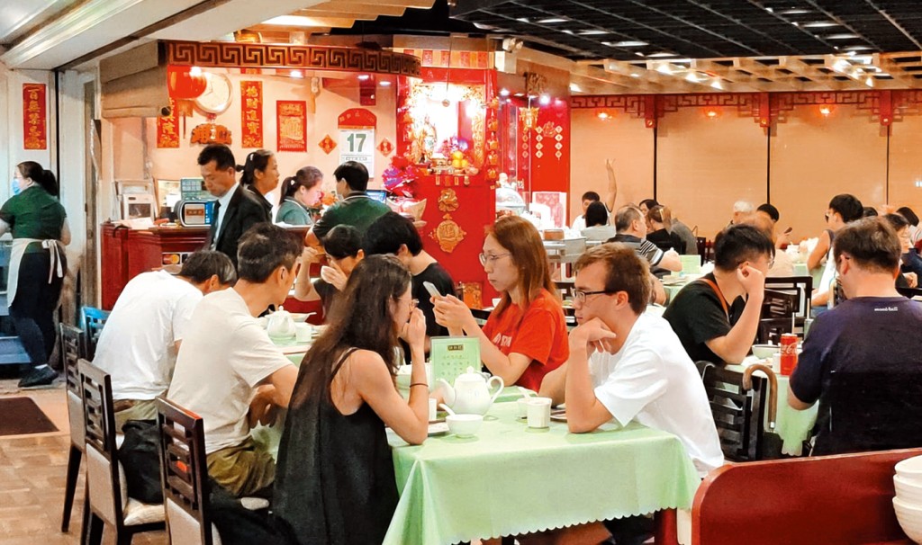 香港詠藜園在黃埔美食坊開業多年，生意不俗，屢獲殊榮。