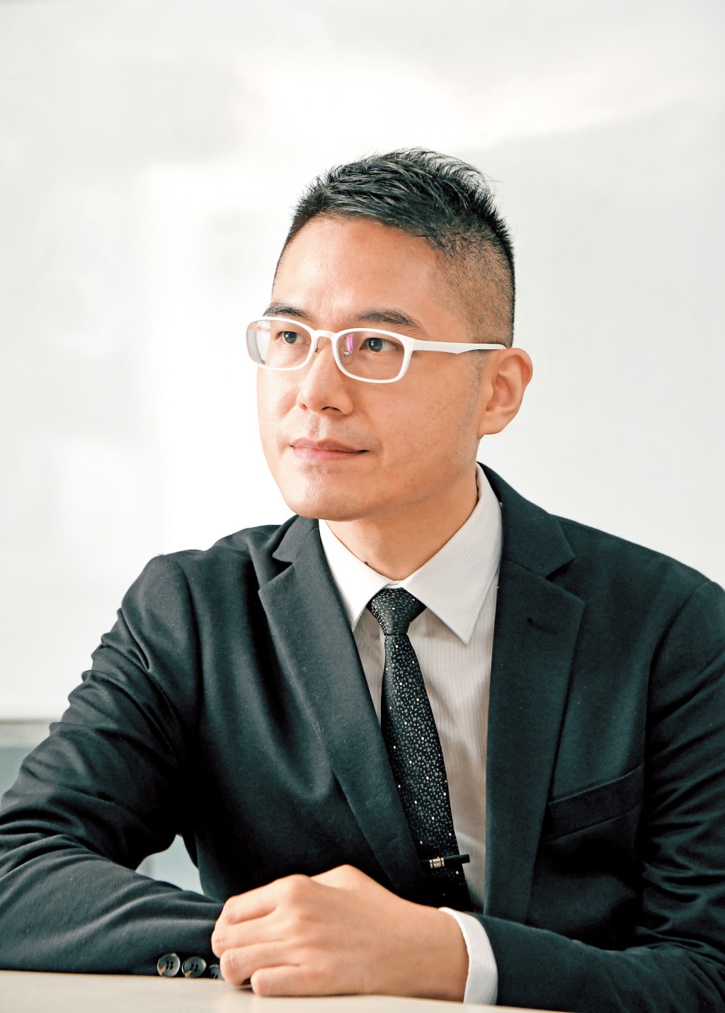 聶振邦表示，雖然寧德等熱炒股批股後急跌，惟現階段追入博反彈風險極高，投資者不宜急於撈底。