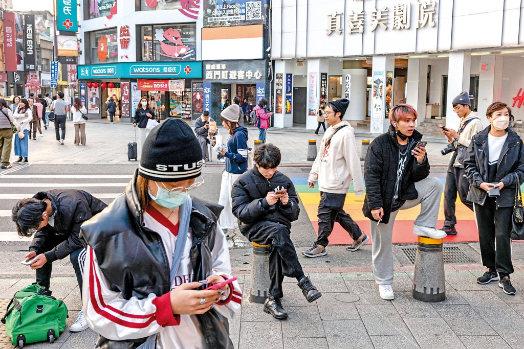 台灣年輕人不滿兵役制度,部分人為免兵役更各出奇謀。 台灣年輕人不滿兵役制度,部分人為免兵役更各出奇謀。