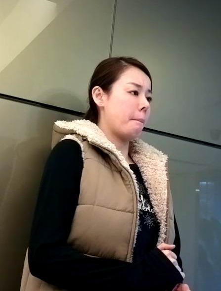 許仕仁的小三Eline，她得悉許被判罪成即咬緊下唇，表現緊張，到談及兩人過去不道德關係時，更愈說愈細聲兼低頭及用手掩面。翌日，她透過手機短訊回覆本刊說：「對不起，我的生活已經完全改變了，你估計也幫不了我，謝謝。」