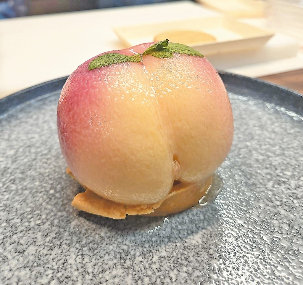 city'super周日推「品味嘉年華」，將正售賣的新鮮食品做成不同小食，並分多個檔攤售賣，成功吸引人流。