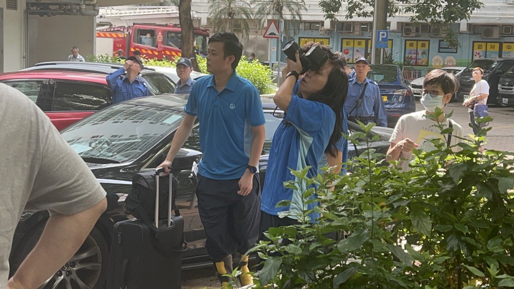 政府化驗所人員帶同裝備搜證 政府化驗所人員帶同裝備搜證