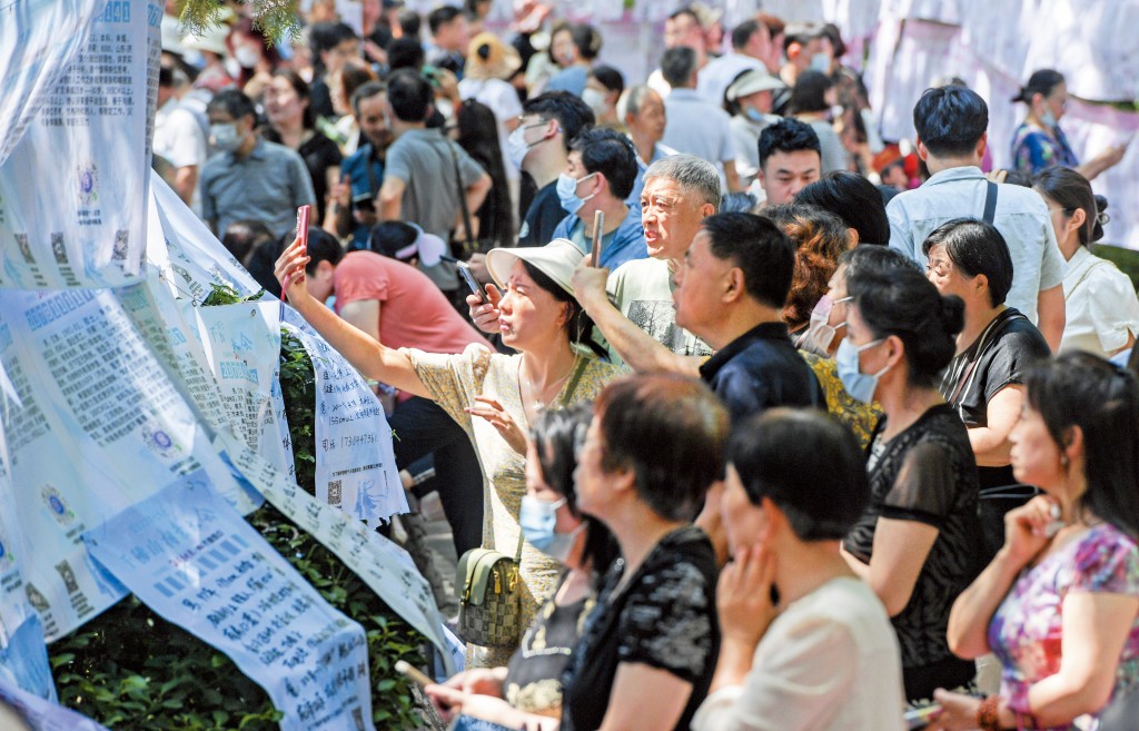 「相親角」是中國大城市的公園特色，除了「找老婆」、「找丈夫」的單張，更多的是為子女找伴侶的父母，他們認為兒女結緍生子才算「完成任務」。