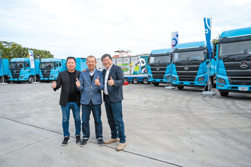 榮利營造主席兼行政總裁姚宏利（左），與中華電力電動出行總監林浩文（中）及新世代國際董事張玉麟（右）參觀元朗零碳智能空間。