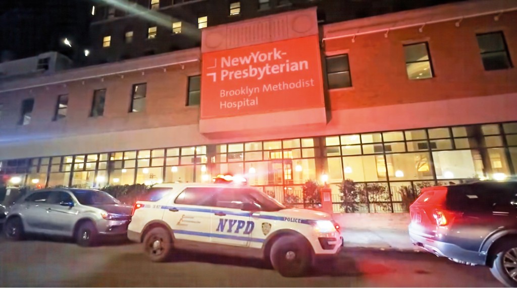 紐約長老會魯克林衛理公會醫院今年一月九日發生病人持利器企圖傷人事件,病人林奇最終被警方開槍轟斃。六十二歲的死者,早年曾在紐約市消防局任職。 紐約長老會魯克林衛理公會醫院今年一月九日發生病人持利器企圖傷人事件,病人林奇最終被警方開槍轟斃。六十二歲的死者,早年曾在紐約市消防局任職。