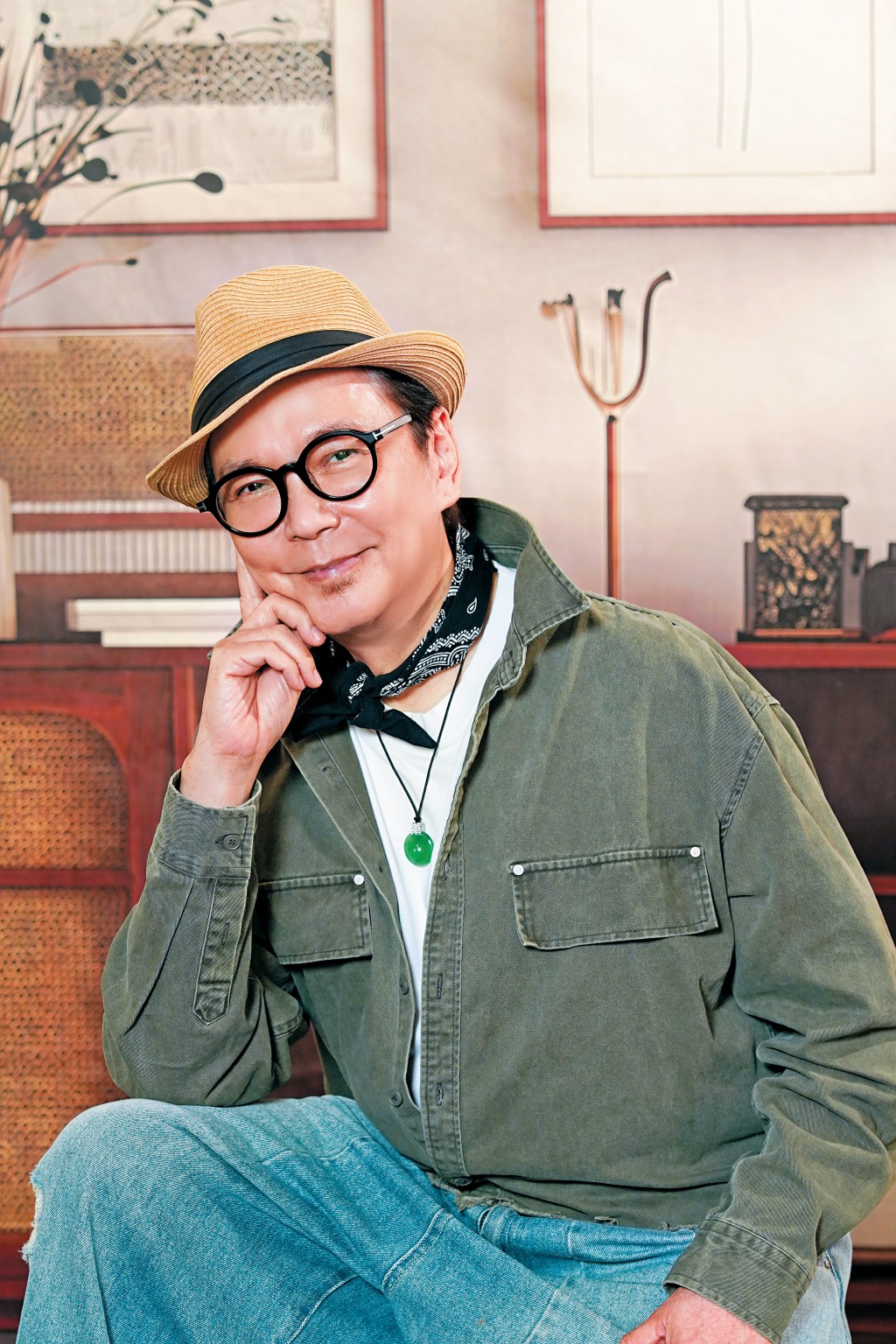 賈思樂認為男士喜歡簡單款式,所戴的清底勻色厚身平安扣(約$58,000)便是例子。 賈思樂認為男士喜歡簡單款式,所戴的清底勻色厚身平安扣(約$58,000)便是例子。