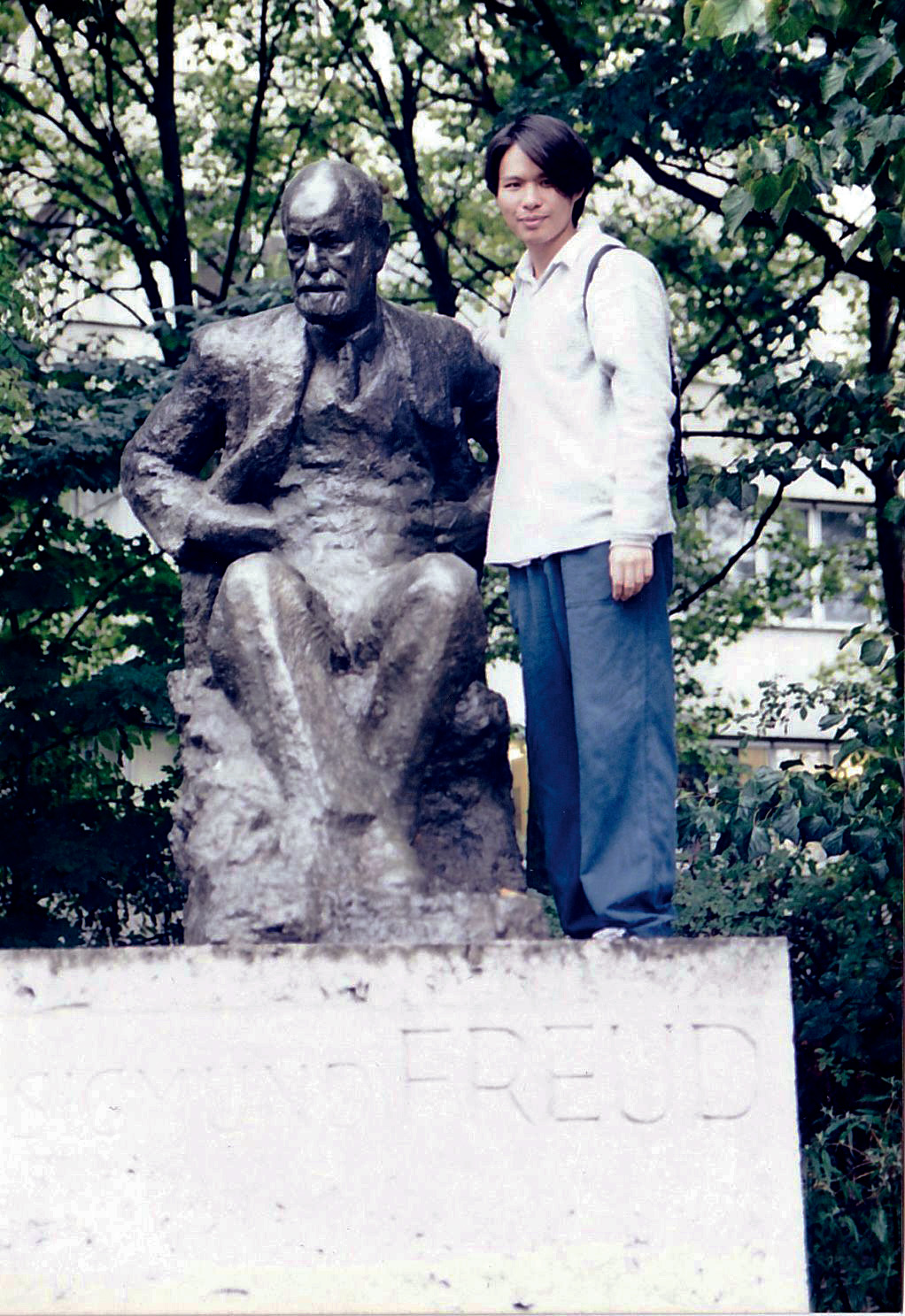 余啟程曾參觀弗洛伊德博物館，與其雕像合照。弗洛伊德的精神分析學派，是現代心理學的主要理論之一。