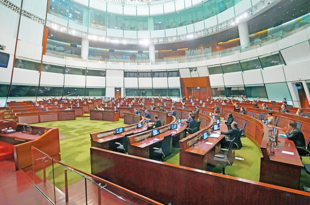 有十四名立法會議員身兼區議員的身份。