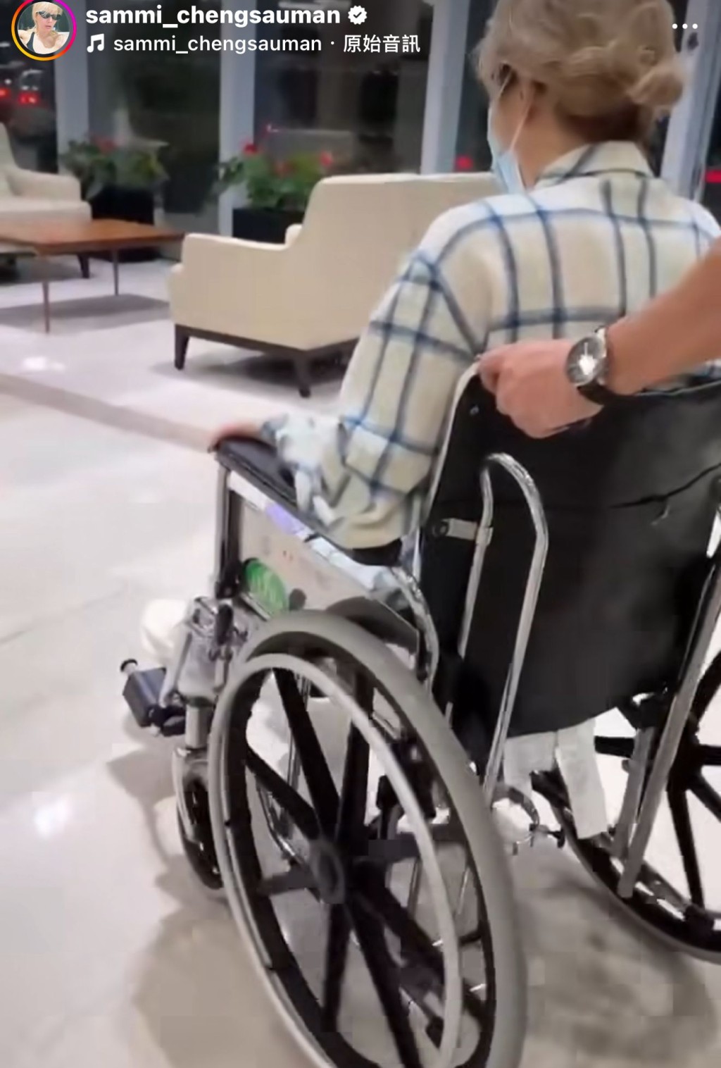 Sammi坐着輪椅，由醫護人員推着輪椅在醫院裏走動