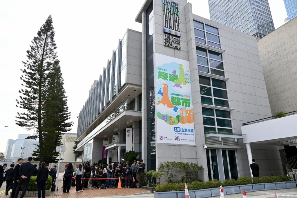 大埔宏福苑火災獨立委員會今日（5日）上午在中環愛丁堡廣場展城館3樓舉行指示會議。