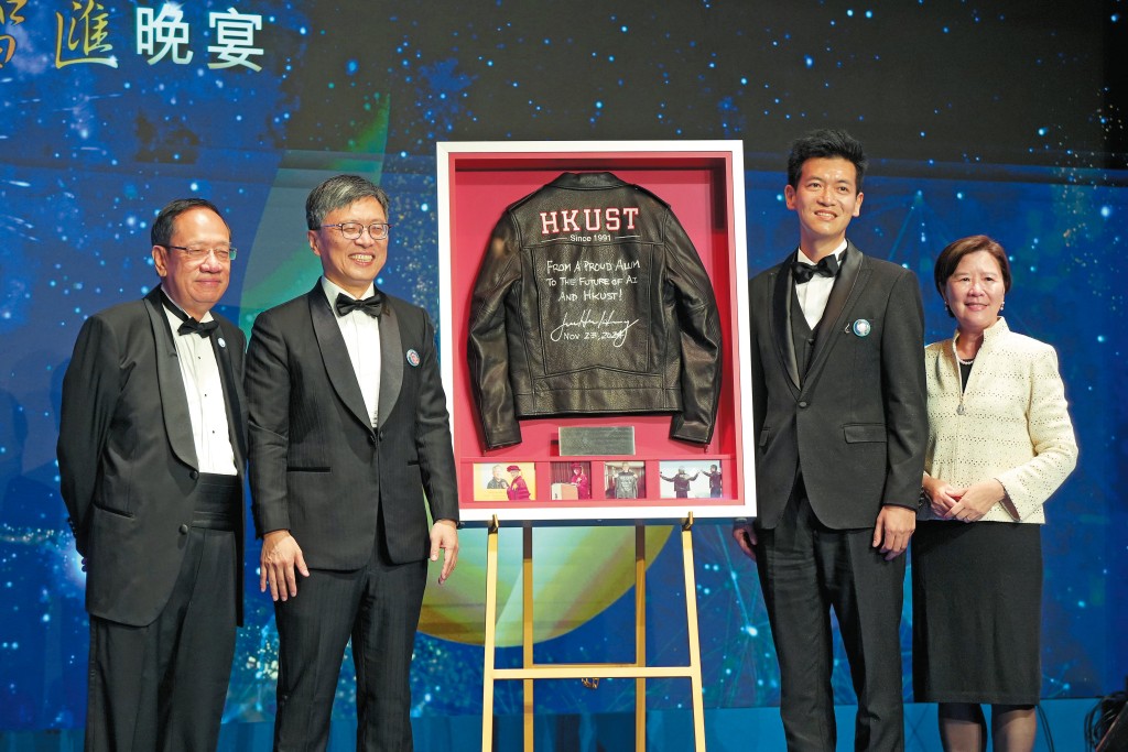 黃仁勳的簽名及附有鼓勵字句的皮褸,在科大籌款晚宴中以一千萬元拍出。 黃仁勳的簽名及附有鼓勵字句的皮褸,在科大籌款晚宴中以一千萬元拍出。