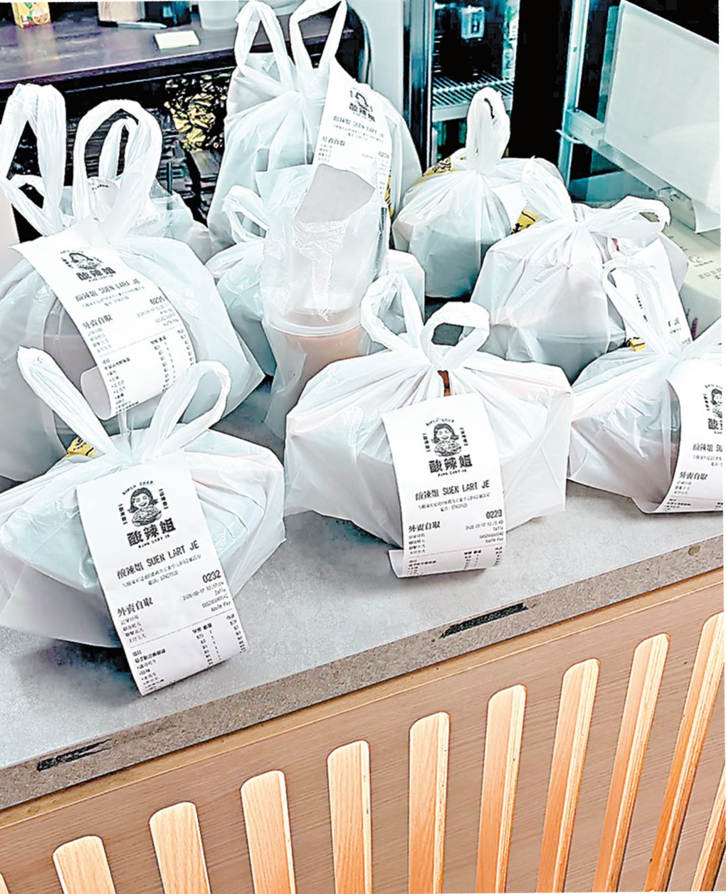 「酸辣姐」老闆陳先生稱,九龍灣店現用 Keeta、foodpanda 以及收費較平的客人自行落單網站PinMe,認為落單網站很適合車仔麵形式外賣,成本亦較Keeta 抽佣低。 「酸辣姐」老闆陳先生稱,九龍灣店現用 Keeta、foodpanda 以及收費較平的客人自行落單網站PinMe,認為落單網站很適合車仔麵形式外賣,成本亦較Keeta 抽佣低。