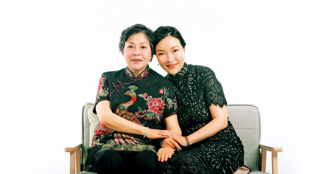 余母（左）悉心培育余嫿（右）的藝術修養，使她一步一步成為設計師。
