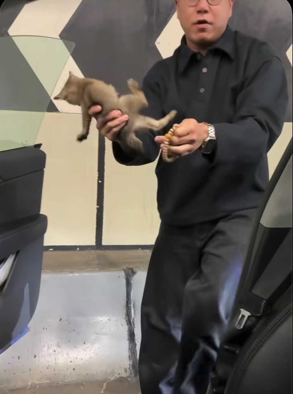 端木師傅救貓時，手持佛珠都來不及放下。