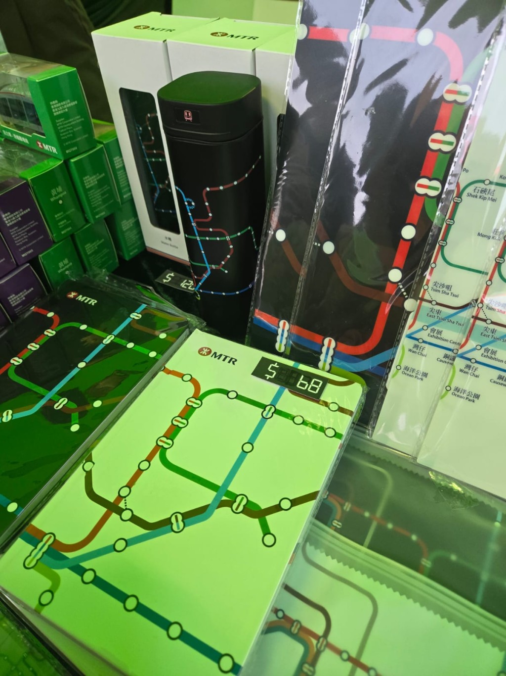 「 Chill Fun 鐵路樂園 」 嘉年華 內特設 MTR e - Store 為大眾提供各式各樣的港鐵主題紀念品。 「 Chill Fun 鐵路樂園 」 嘉年華 內特設 MTR e - Store 為大眾提供各式各樣的港鐵主題紀念品。