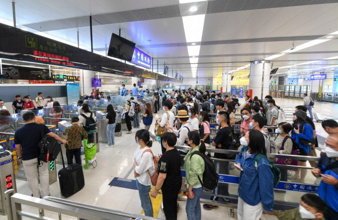 中國移動6.17起全面禁SIM卡內地激活 需提前72小時內香港插卡 中國移動6.17起全面禁SIM卡內地激活 需提前72小時內香港插卡